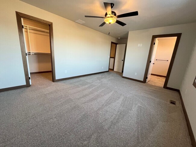 Building Photo - Newly Built 3 Bed/2.5 Bath Townhome in Aspen Ridge!