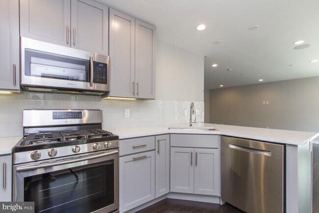 Building Photo - 716 S Sartain St
