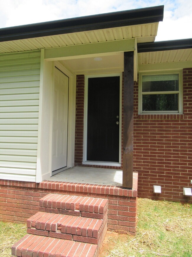 Building Photo - Newly Renovated Duplexes in Lincolnton – N...
