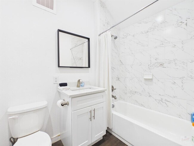 Building Photo - 1010 W 26th St