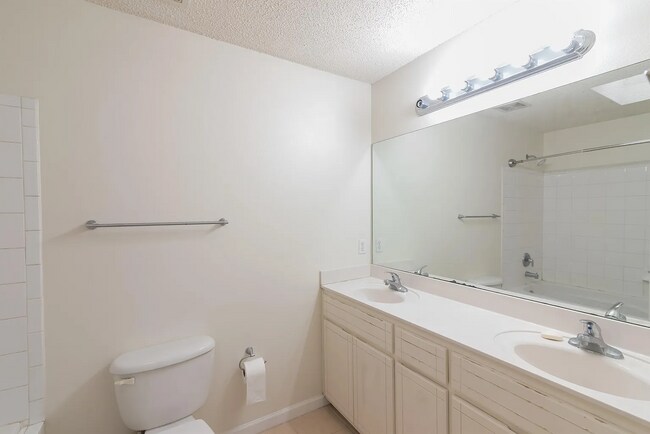 Building Photo - 3 Bed x 3 Bath with Garage!!!!