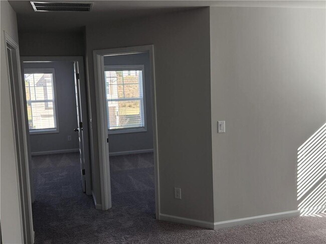 Building Photo - 3370 Westgate Park Dr