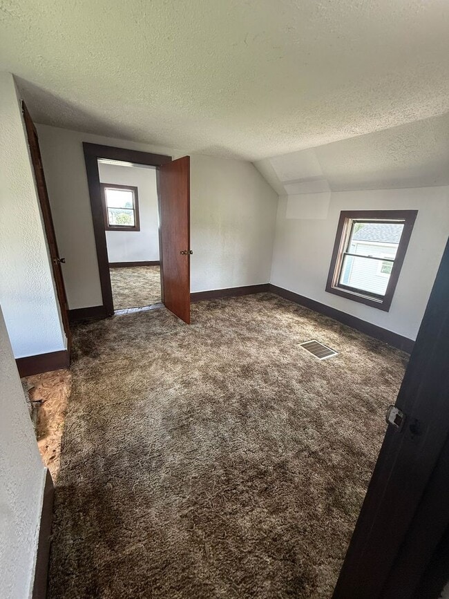 Building Photo - 4 bedrooms