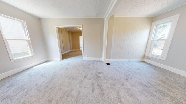 Building Photo - Huge 4 Bedroom Single Family House - almost 1500 SQ FT!