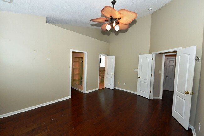 Building Photo - 517 Whisper Walk