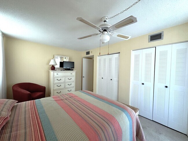 Building Photo - STUNNING SEASONAL 2/2 CORNER CONDO WITH OV...