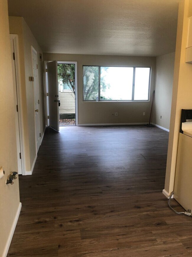 Building Photo - R202-206