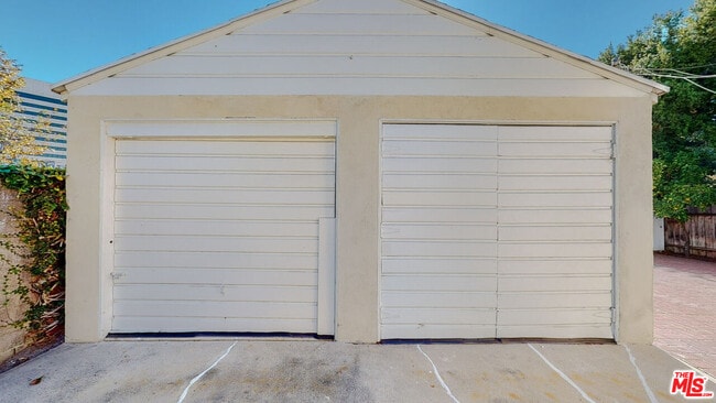 Building Photo - 1107 S Bundy Dr