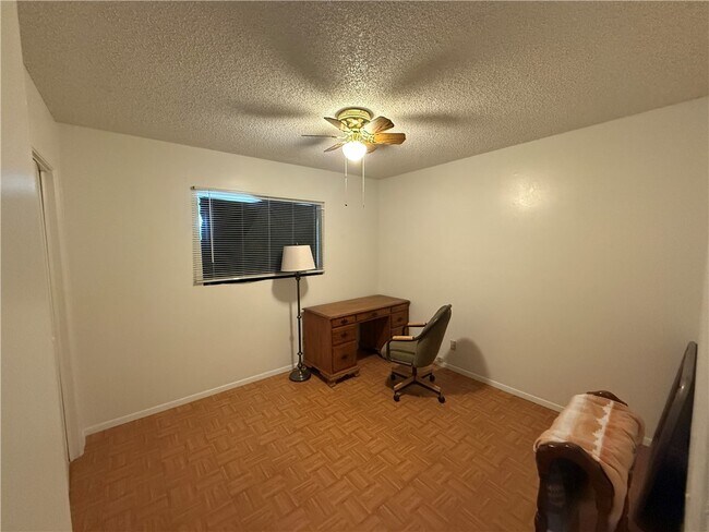 Building Photo - 2545 Kemp Ave