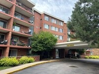 Building Photo - 16 E Old Willow Rd