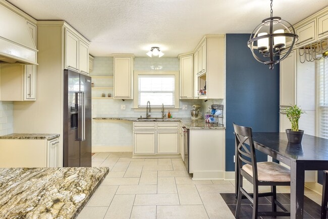 Building Photo - 4 Bedroom 2 Bathroom Home in Salem