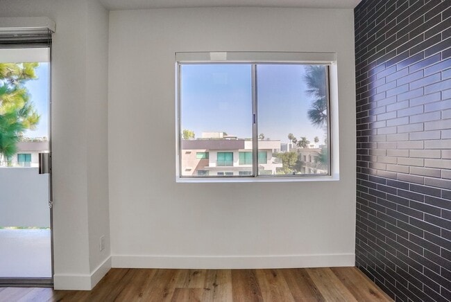 Building Photo - 435 N Oakhurst Dr