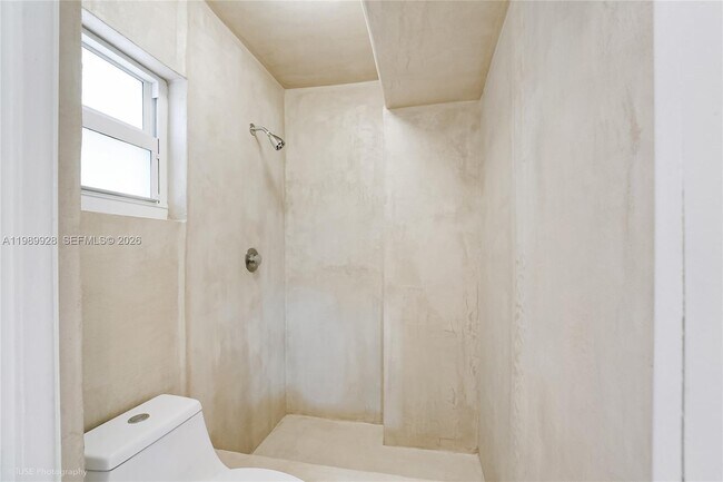 Building Photo - 9023 NE 4th Avenue Rd