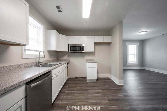 Building Photo - "Charming 3-Bedroom Duplex Haven on W 29th St – Spacious 1031 Sq Ft Gem in Indianapolis!"