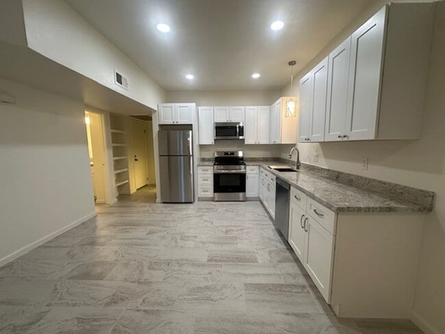 Building Photo - ELLIOT PLACE CONDOMINIUMS UPDATED/REMODELED GROUND FLOOR 1 BED PLUS DEN UNIT WITH 1 CAR GARAGE