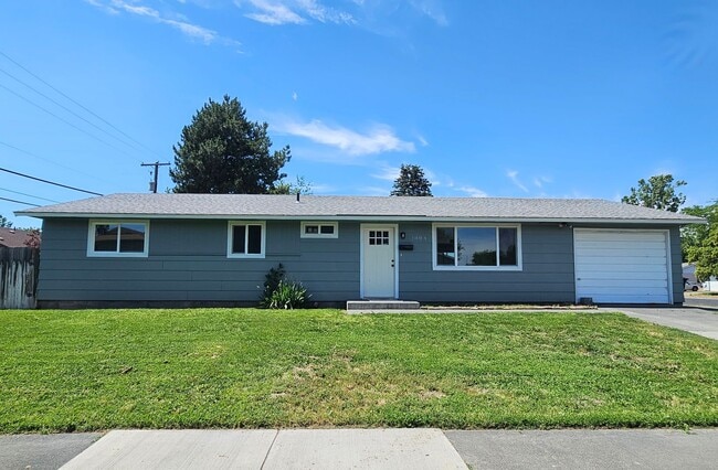 Primary Photo - Newly Renovated 4 Bedroom Home