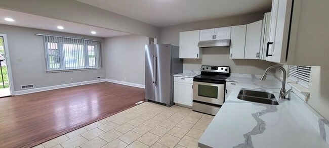 Building Photo - Beautifully Renovated 2BD/1BA Duplex in Hickory!