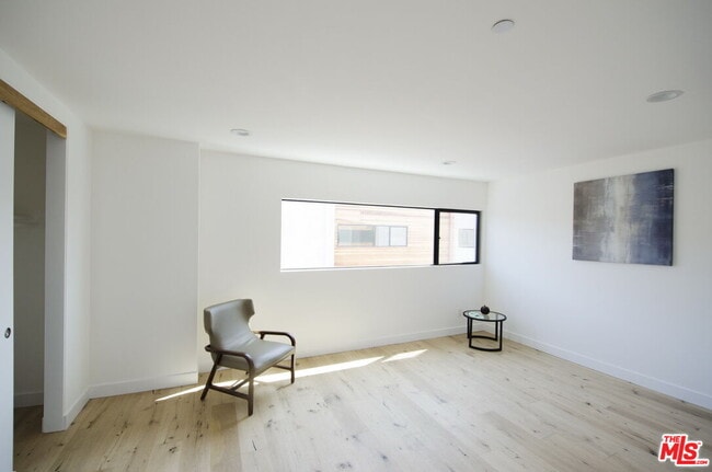 Building Photo - 860 S Wilton Pl