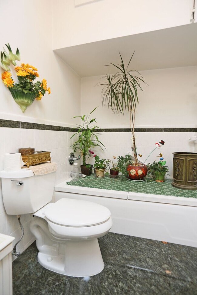 Building Photo - Two-story, 3BR/2.5BA Single family home including Lower-Level Suite with Bath & Kitchenette in Gl...