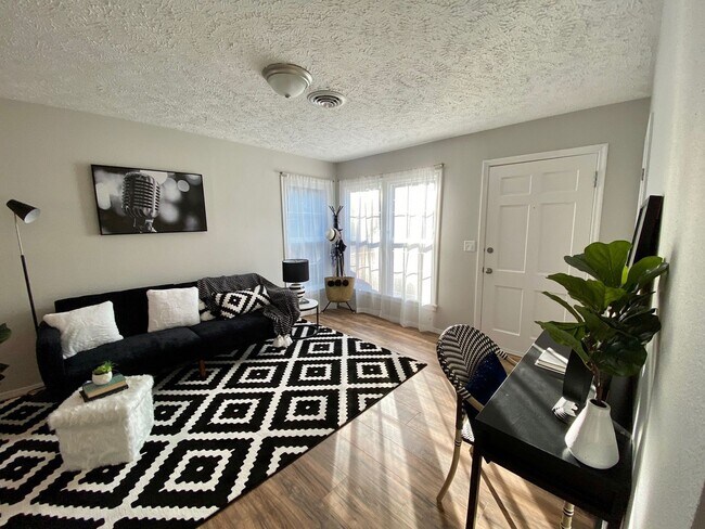 Building Photo - South Hill!