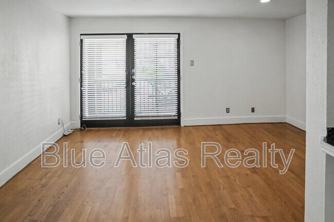 Building Photo - 5938 Sandhurst Ln