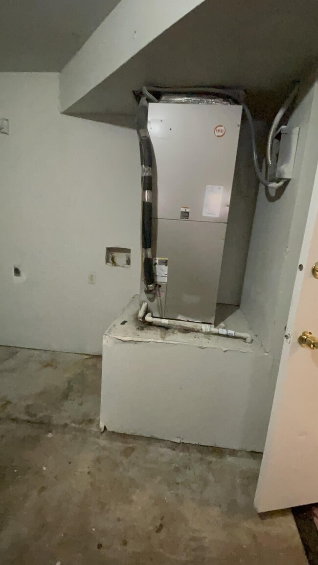 Building Photo - 921 NW Summercrest Blvd