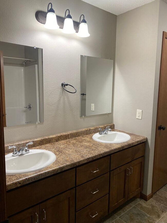 Building Photo - Spacious 2 Bedroom + Loft Townhouse in Sauk Rapids