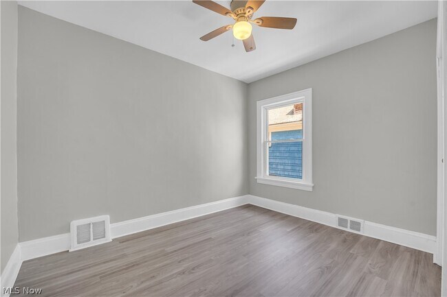 Building Photo - 10106 Greenview Ave