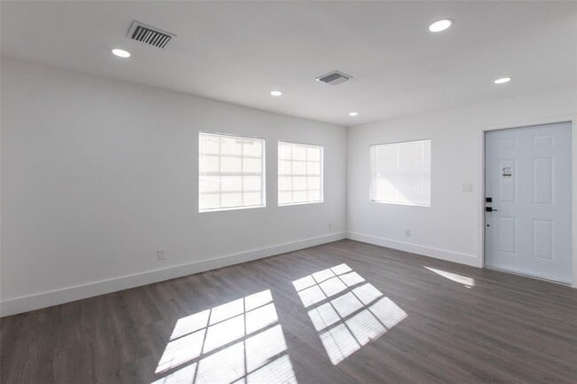 Building Photo - 2921 NW 25th St