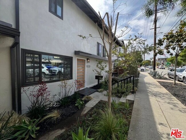 Building Photo - 903 S Barrington Ave