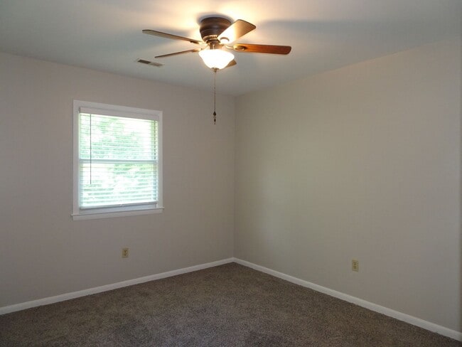 Building Photo - 3 Bedroom 2.5 bath Townhome rental in Rale...