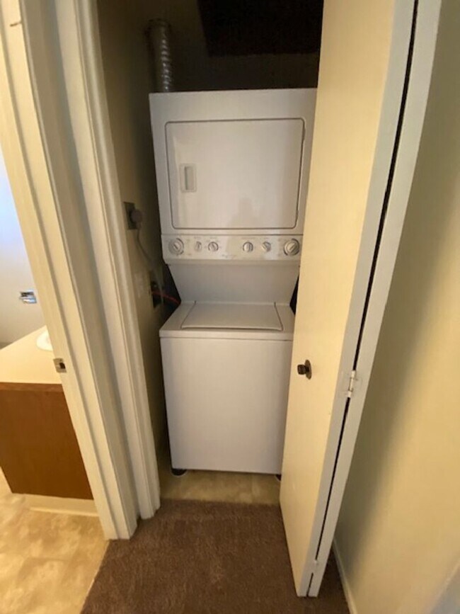 Building Photo - 178 W Colby Ln