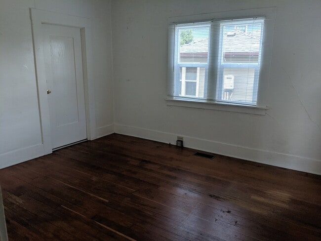 Building Photo - Now leasing for Summer 2026, Available August 5th!