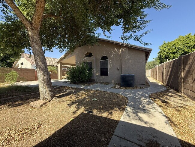 Building Photo - "Charming 3-Bed, 2-Bath in the beautiful Crystal Gardens Lake Community  – Your Perfect Home Awai...