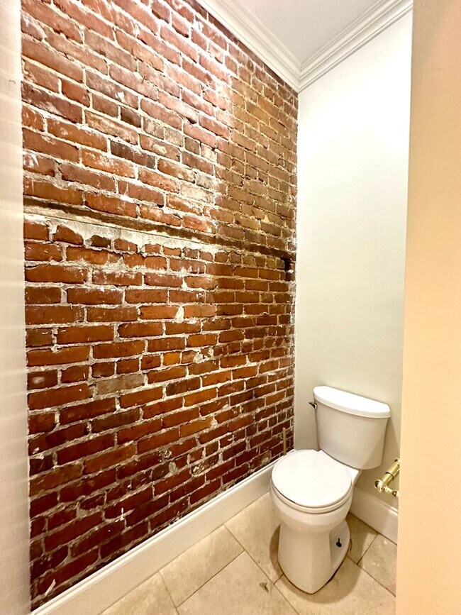 Building Photo - 3BR 2BA 3rd Street Downtown