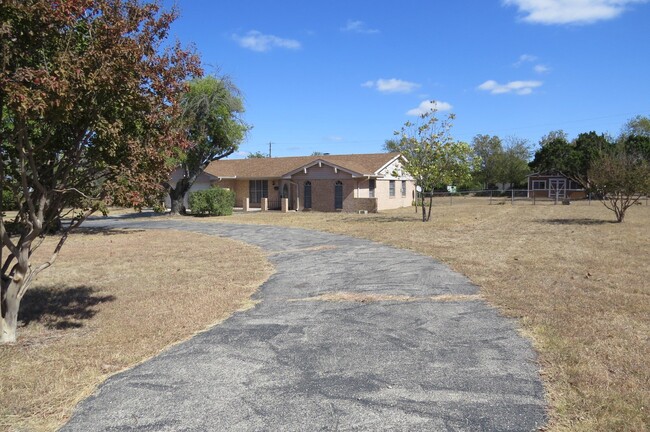 Building Photo - Updated 3-Bed Home on Nearly an Acre in Ki...