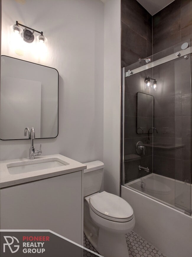 Building Photo - 2121 W Belmont Ave