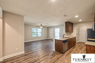Building Photo - Move In Ready | 3BR/2BA West Fort Worth Home Near I-30, Camp Bowie & Lockheed Martin — Pets Welcome