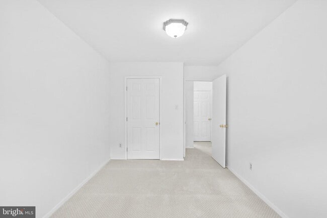 Building Photo - 6284 Rose Hill Dr