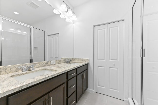 Building Photo - 4093 Longwood Lake Sq