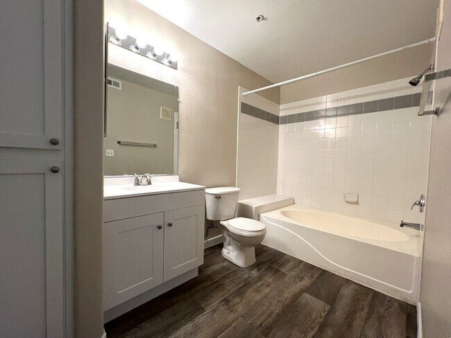 Building Photo - GATED SEVEN HILLS 1 BED/1 BATH CONDO