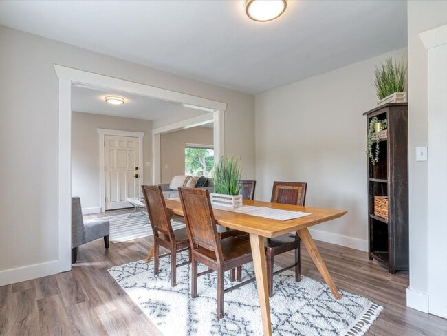 Building Photo - Beautifully remodeled corner lot Roosevelt Home