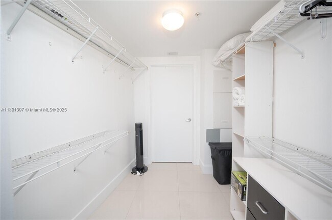 Building Photo - 1750 N Bayshore Dr