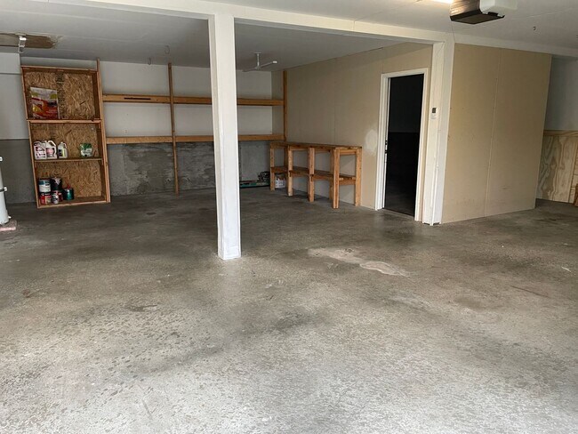 Building Photo - Large 4 Bedroom Home