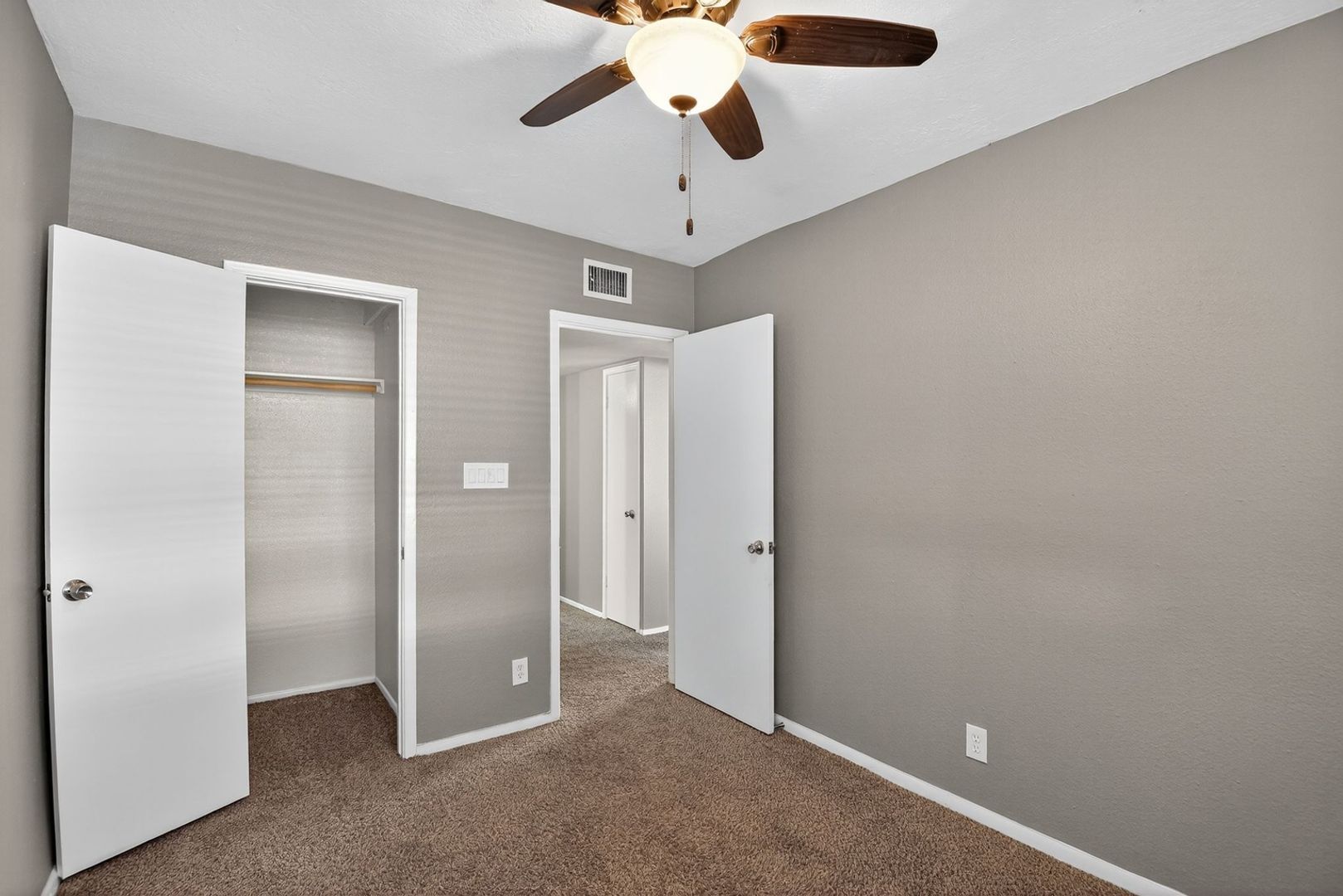 Building Photo - 1228 E Lawrence Ln