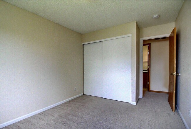 Building Photo - Charming 3 Bed 2 Bath Willow Run Home - Available August 10!