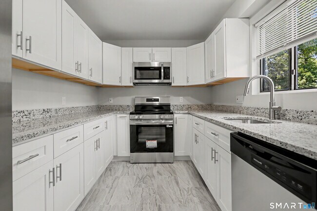 Building Photo - 330 Savin Ave
