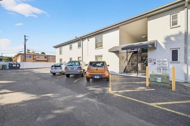 Building Photo - 2808 W Azeele St