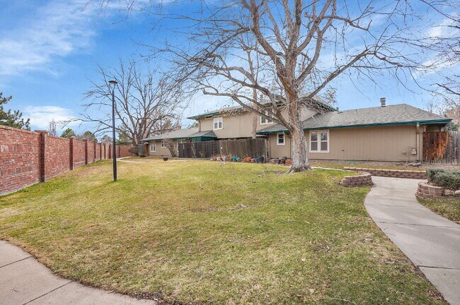 Building Photo - $2,145.95 with $300 Off the first month's rent, 2 Beds - 1 Bath, Townhouse in Greenwood Village w...