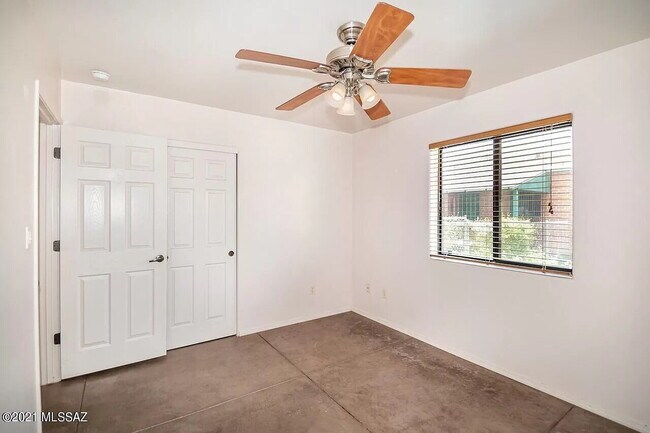 Building Photo - 3 bedroom 2 bath home with washer and dryer.